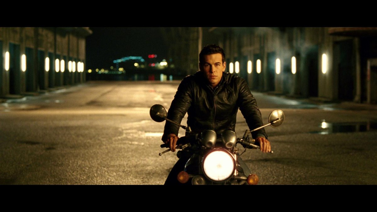 Марио Касас три метра над уровнем неба