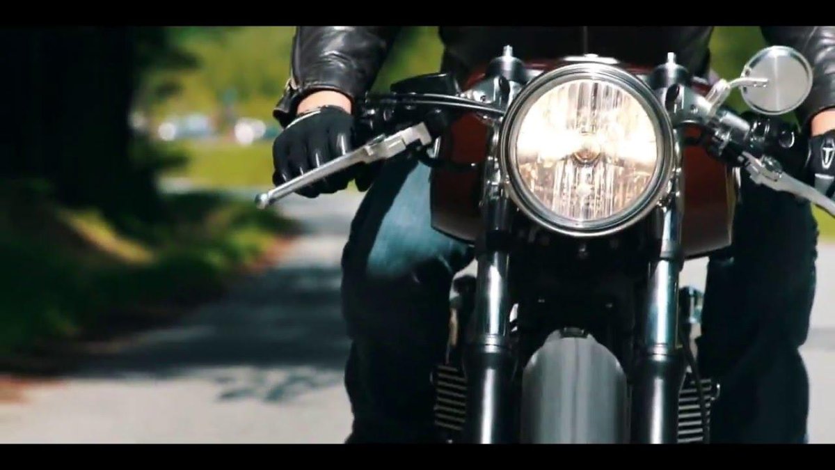 Райан Рейнольдс на мотоцикле