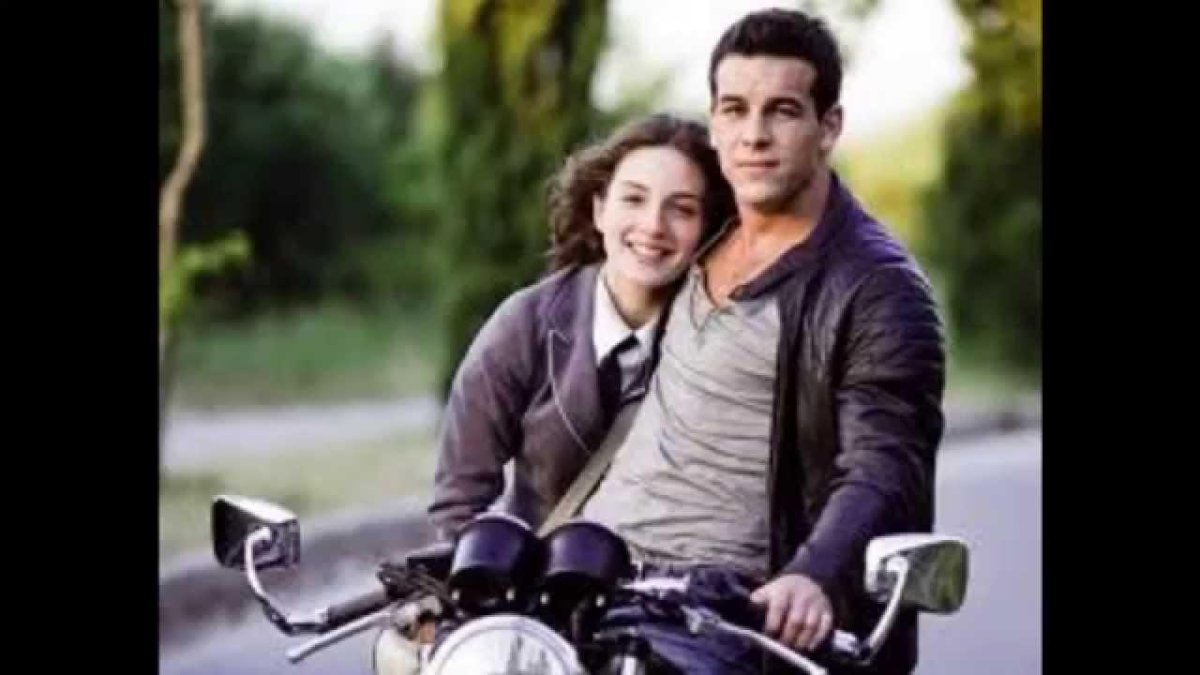 Марио Касас на мотоцикле