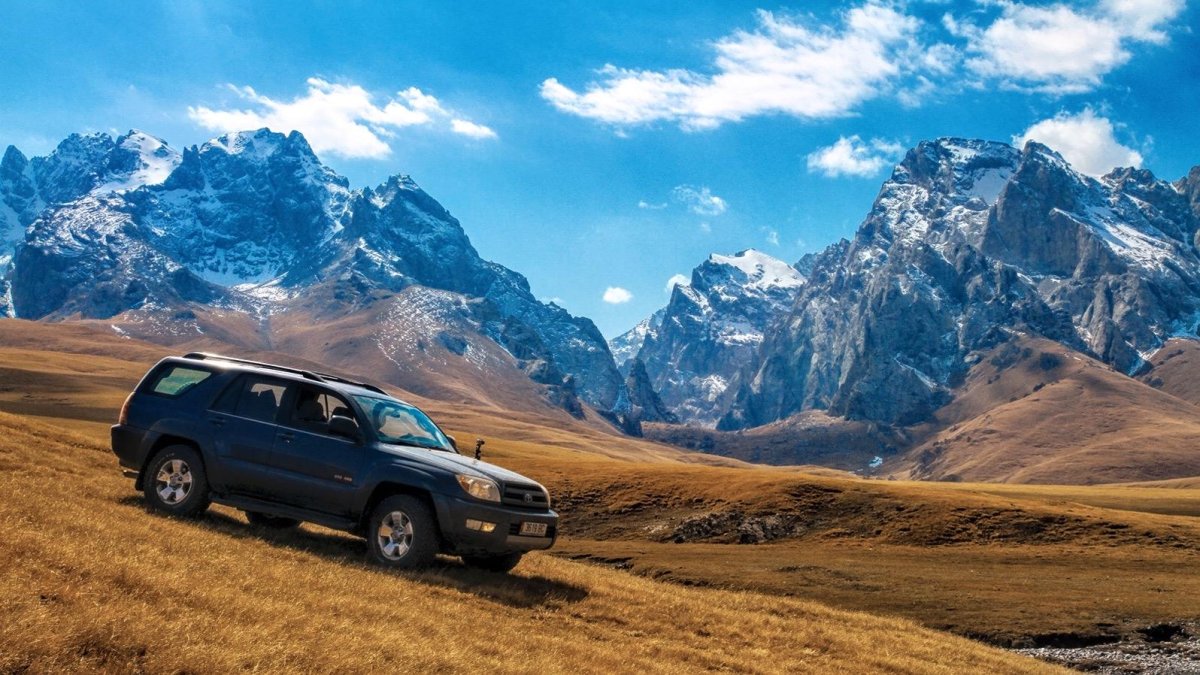 Внедорожник на фоне гор