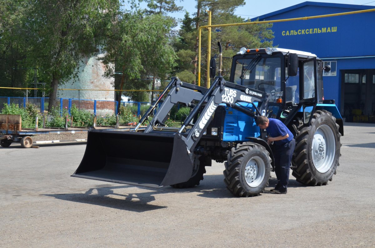 МТЗ 1221 фронтальный погрузчик