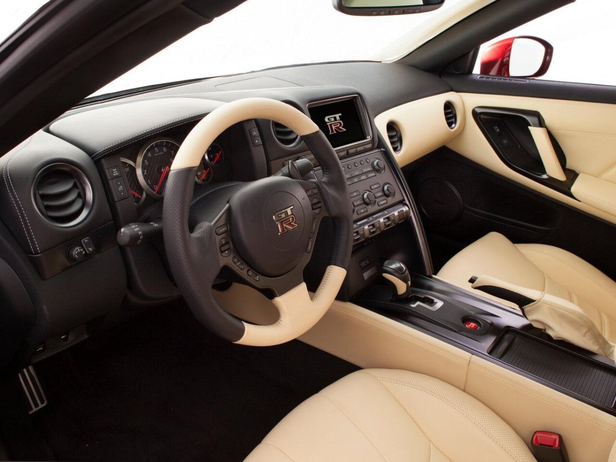 Nissan GTR 2018 салон