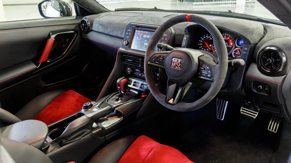 Nissan GTR 2017 Interior