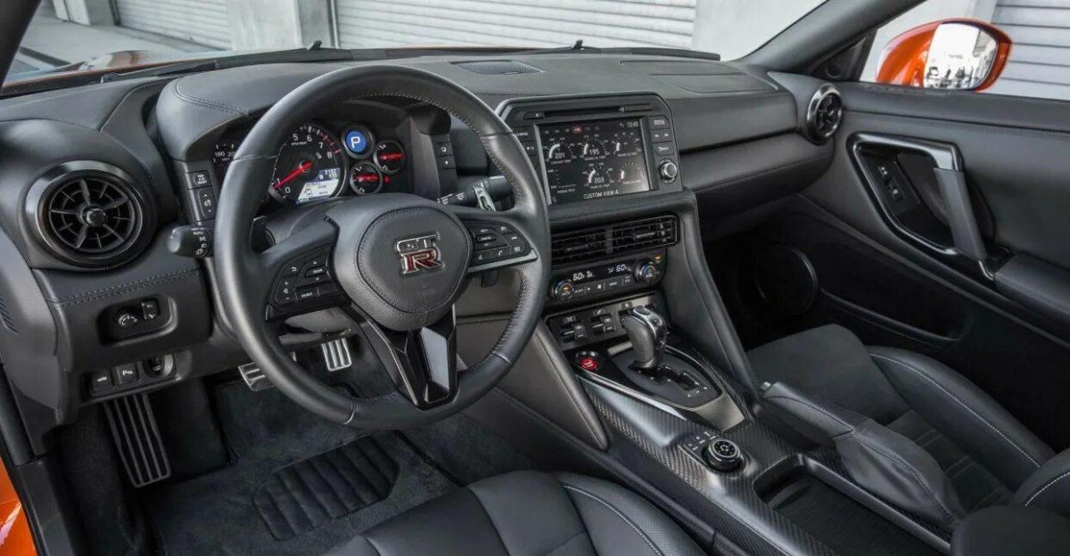Nissan GTR 2021 салон