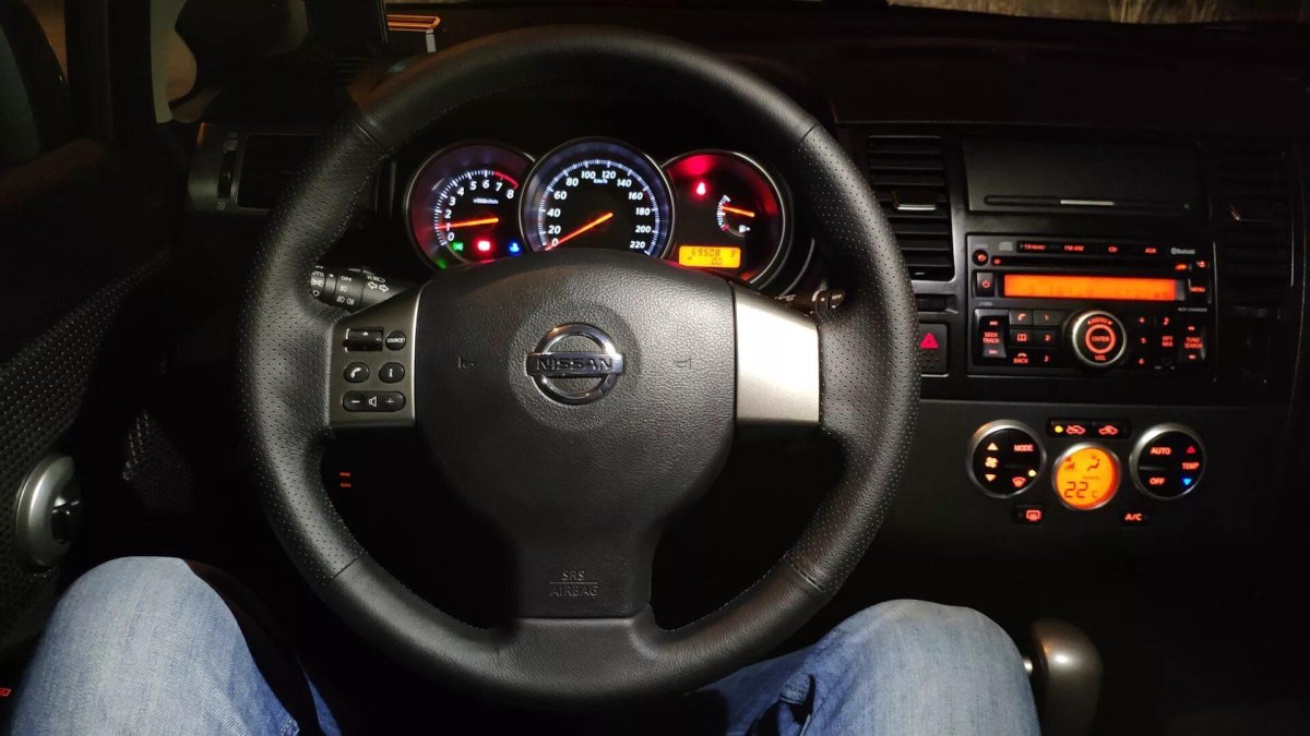 Nissan Tiida 2012 салон