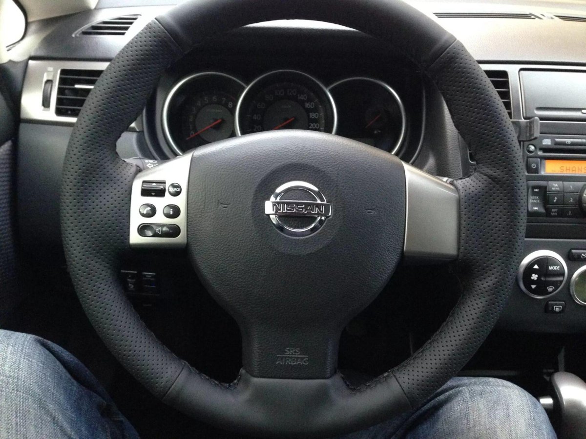 Nissan Tiida 2008 руль