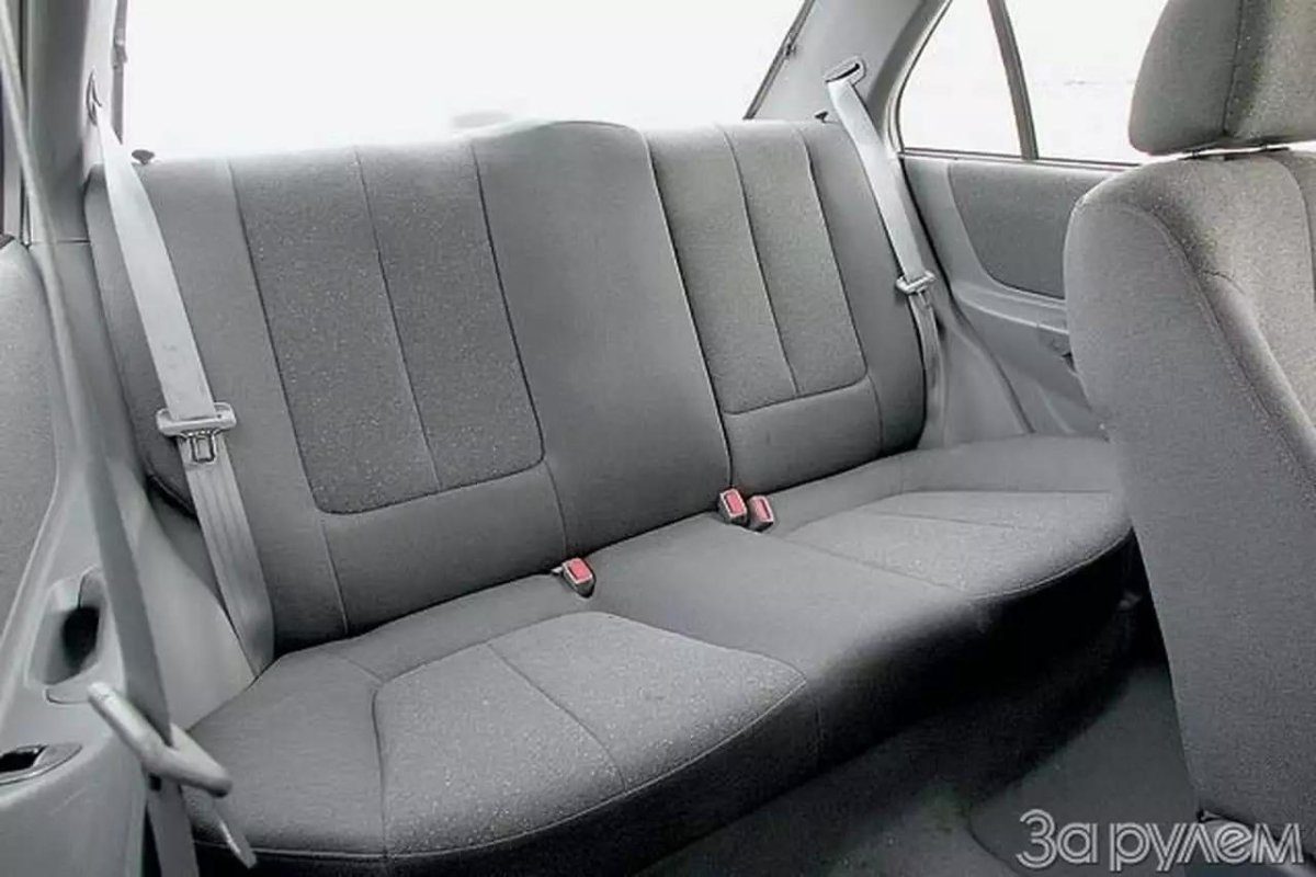 Акцент салон сзади