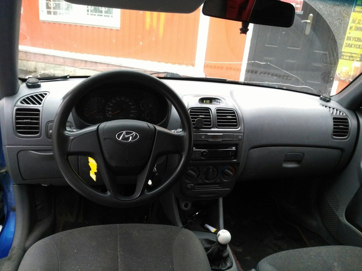 Hyundai Accent черный салон