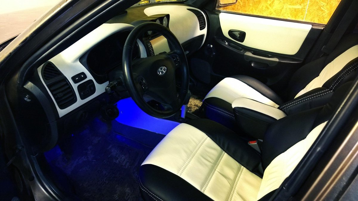 Hyundai Accent черный салон