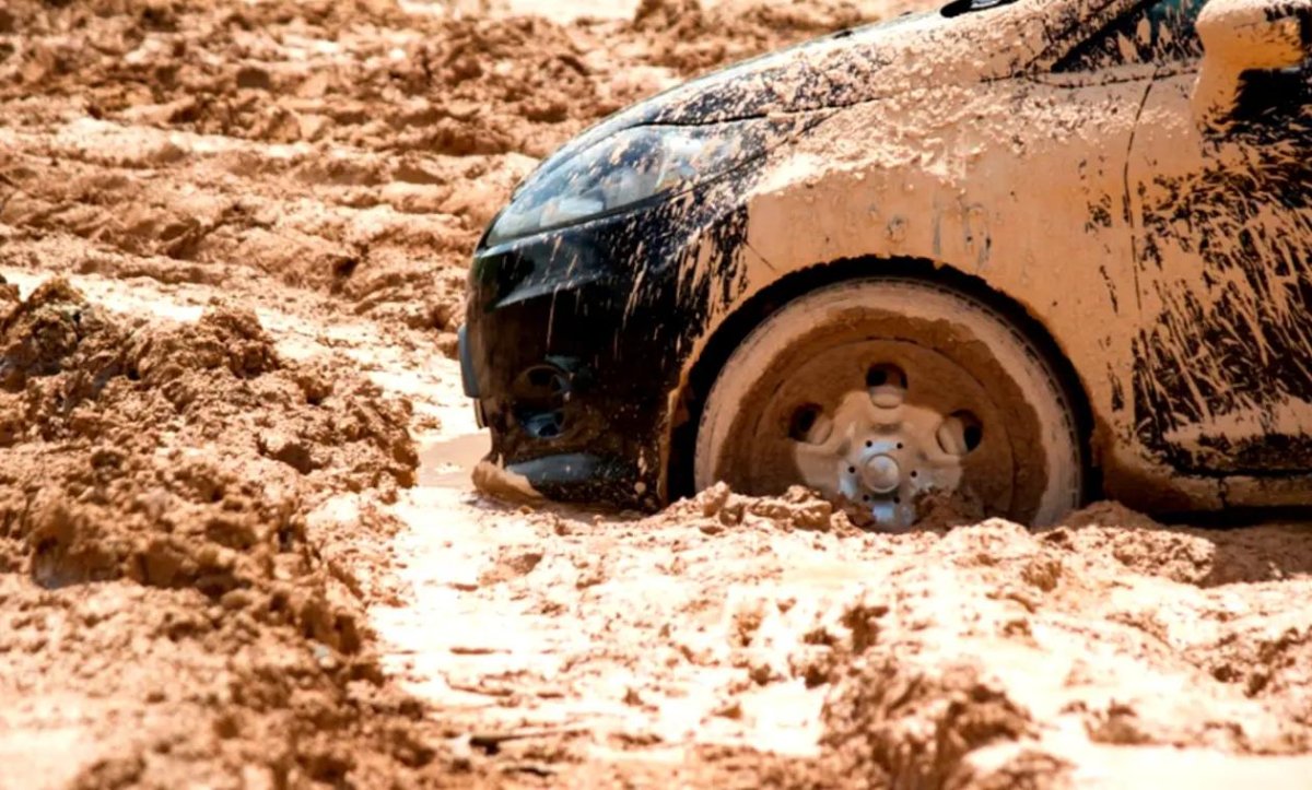 Машина застряла в песке