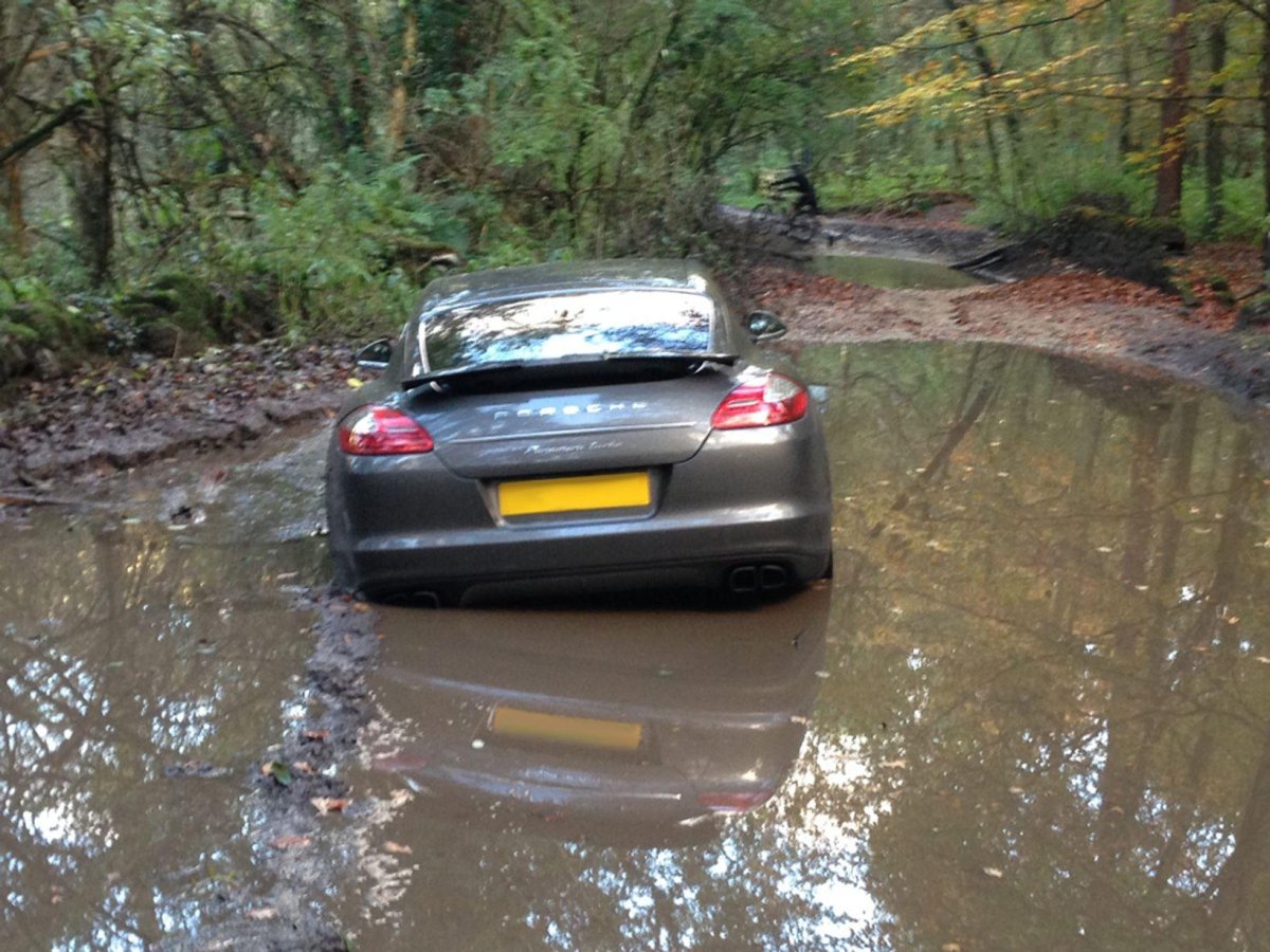 Машина в болоте