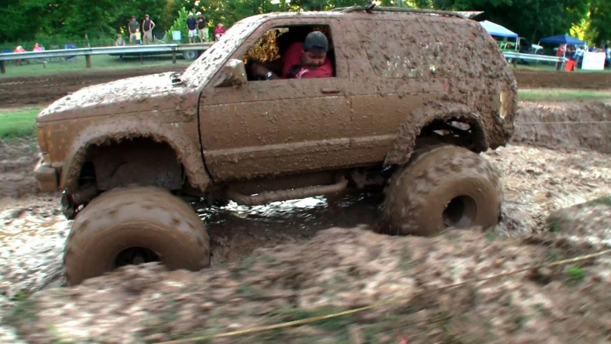 Монстр трак по грязи
