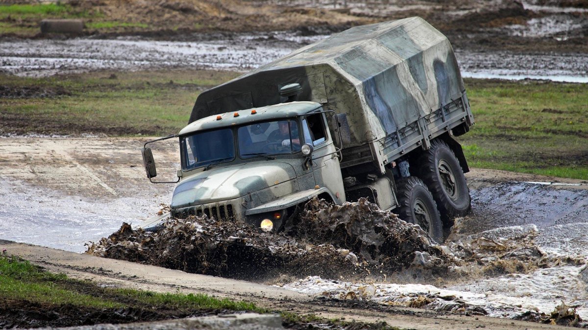 Урал 4320 в грязи