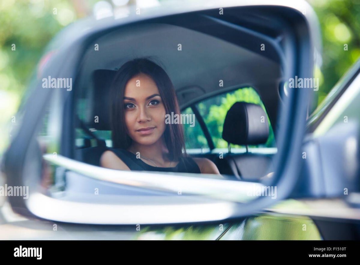 Девушка в зеркале машины