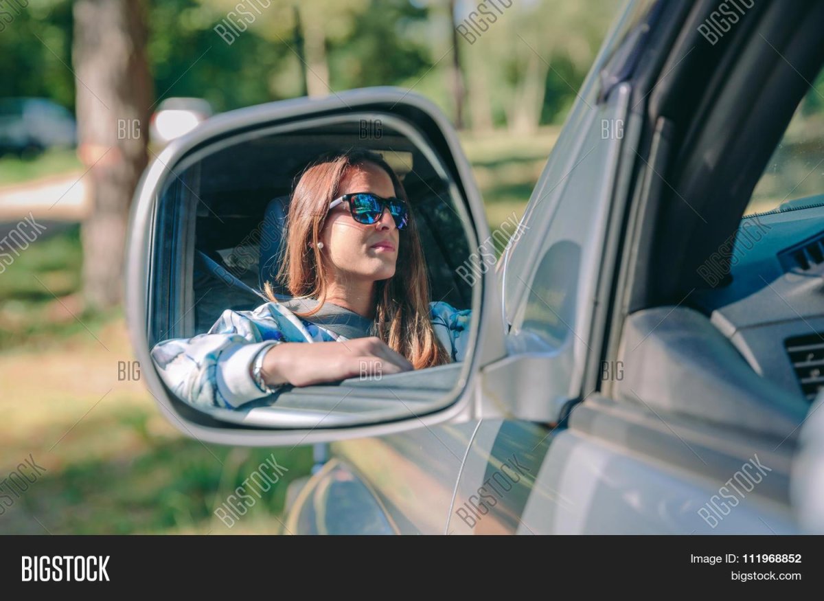Человек в зеркале машины
