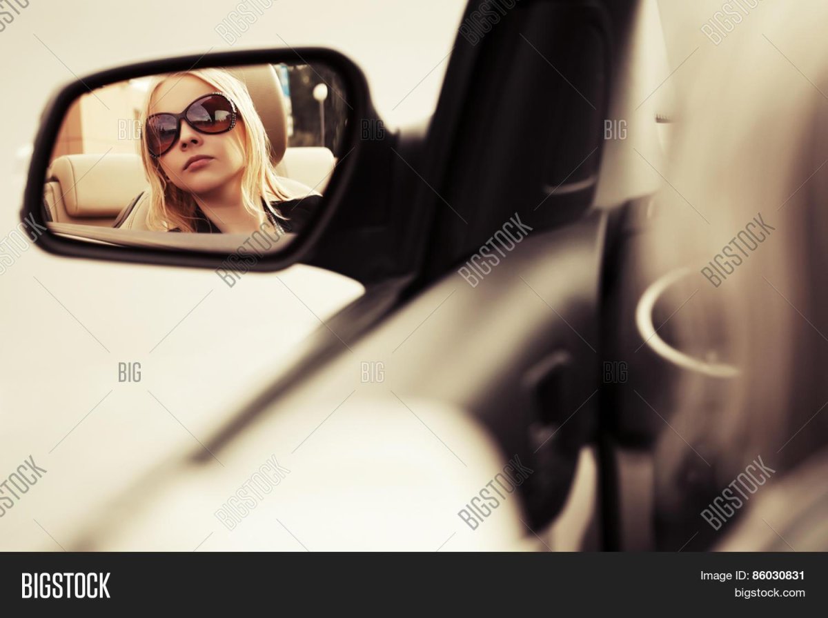 Селфи в зеркало машины