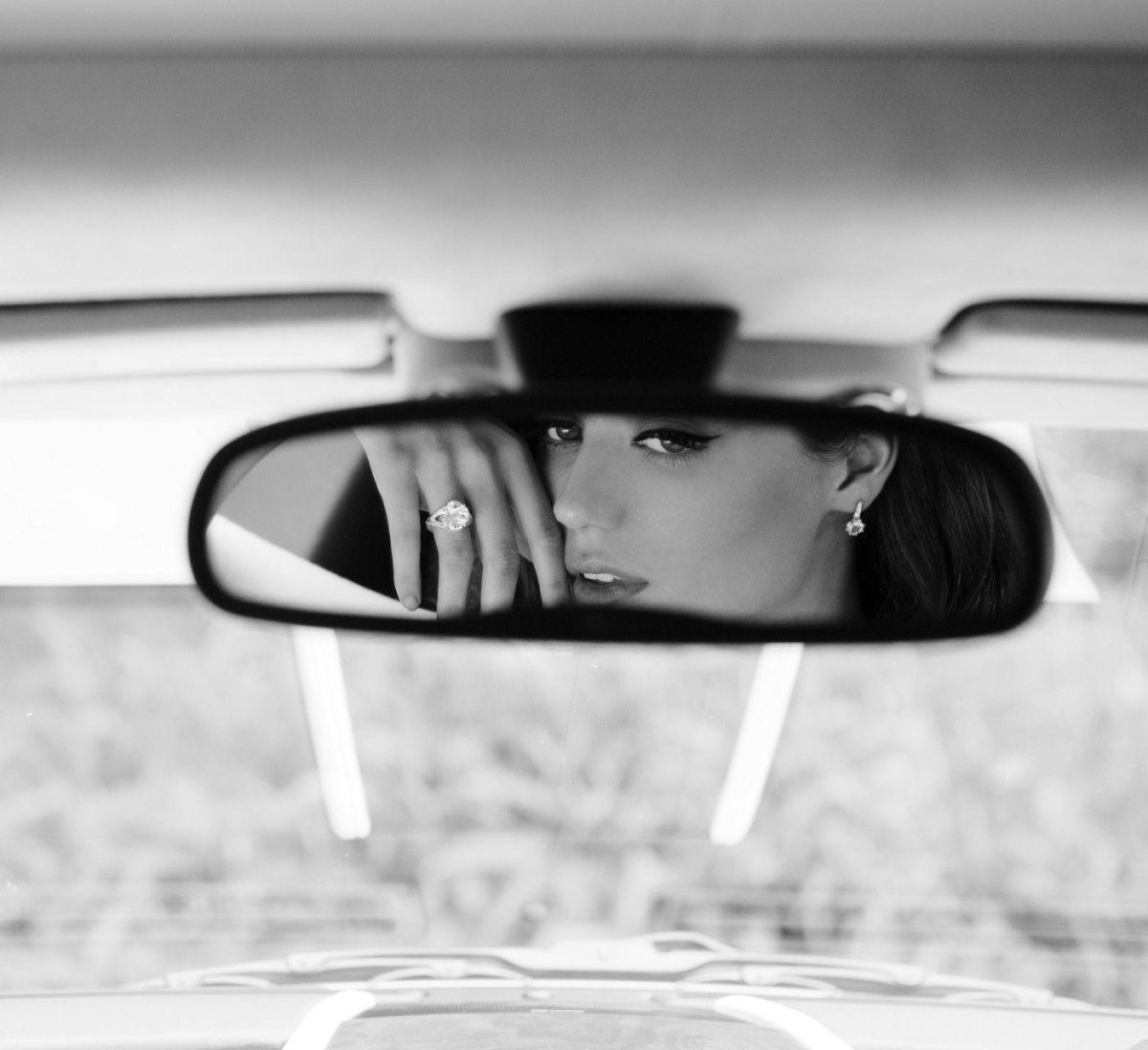 Девушка в зеркале машины