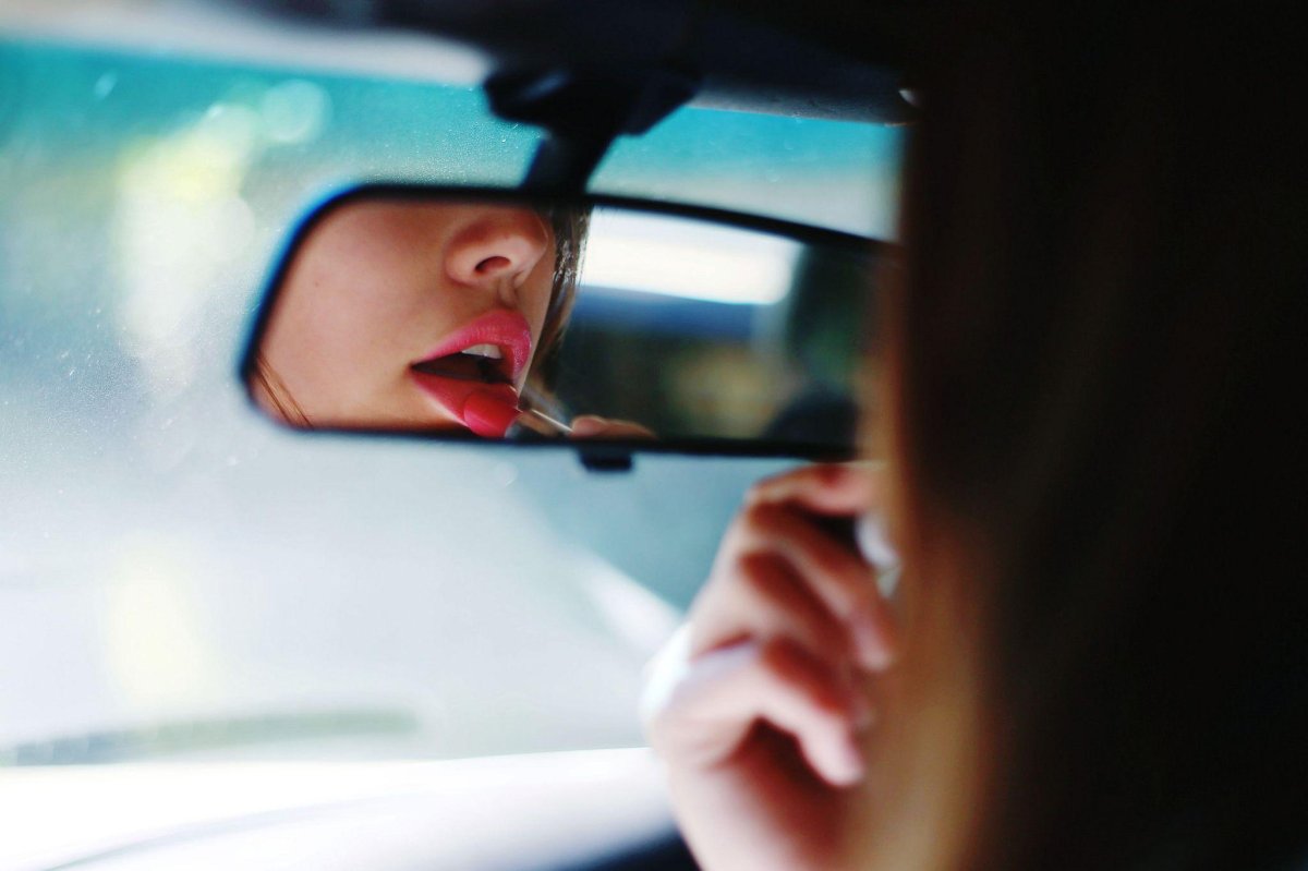 Отражение в зеркале машины