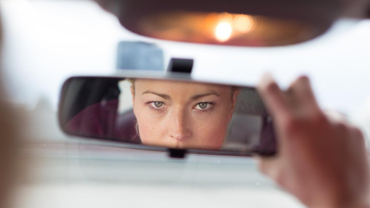 Взгляд в зеркало заднего вида