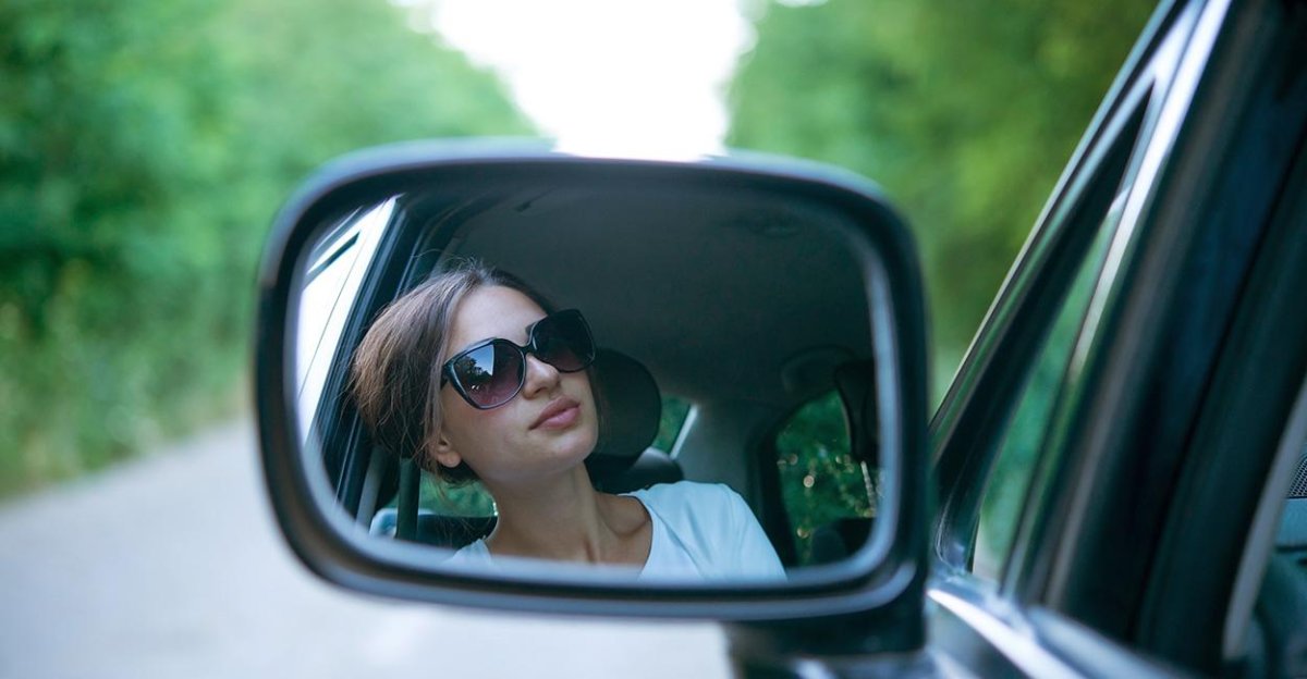 Девушка в боковом зеркале