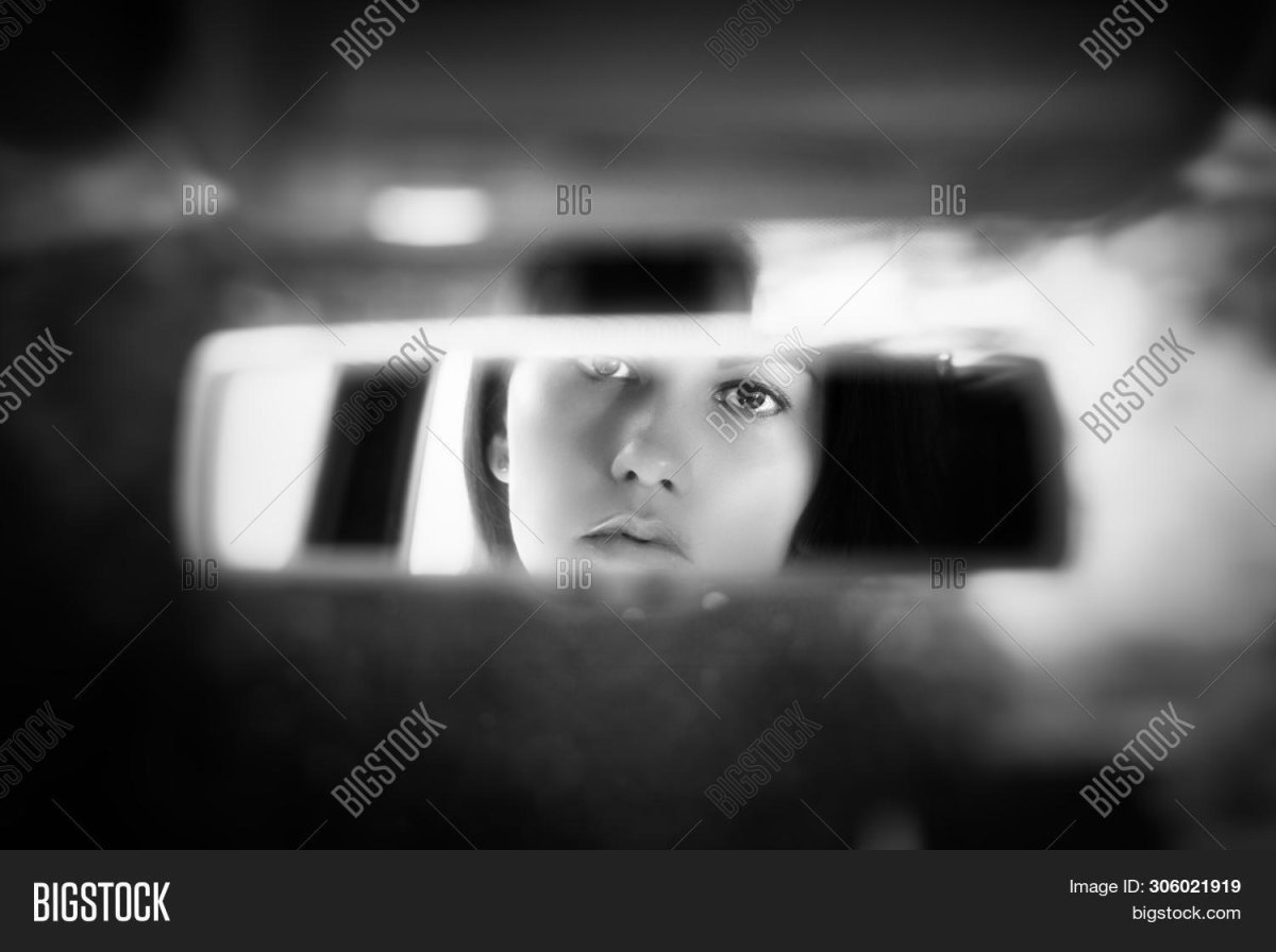 Женские глаза в зеркале заднего вида