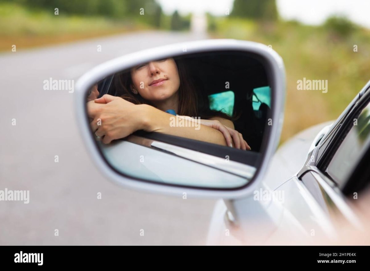 Девушка в авто боковое зеркало