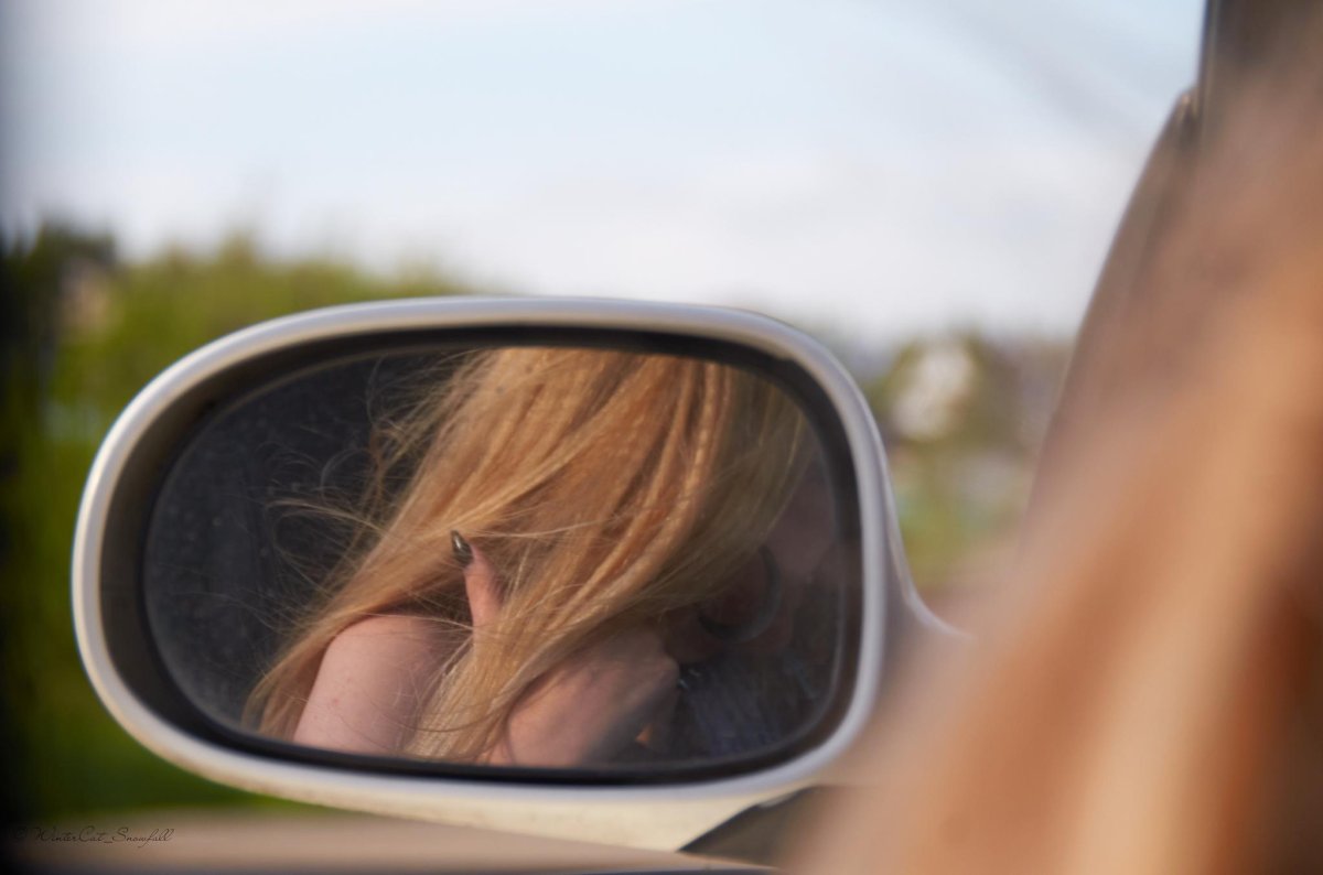 Фото в зеркале машины девушка