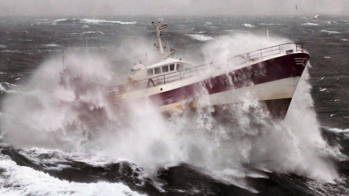 Корабль в шторм