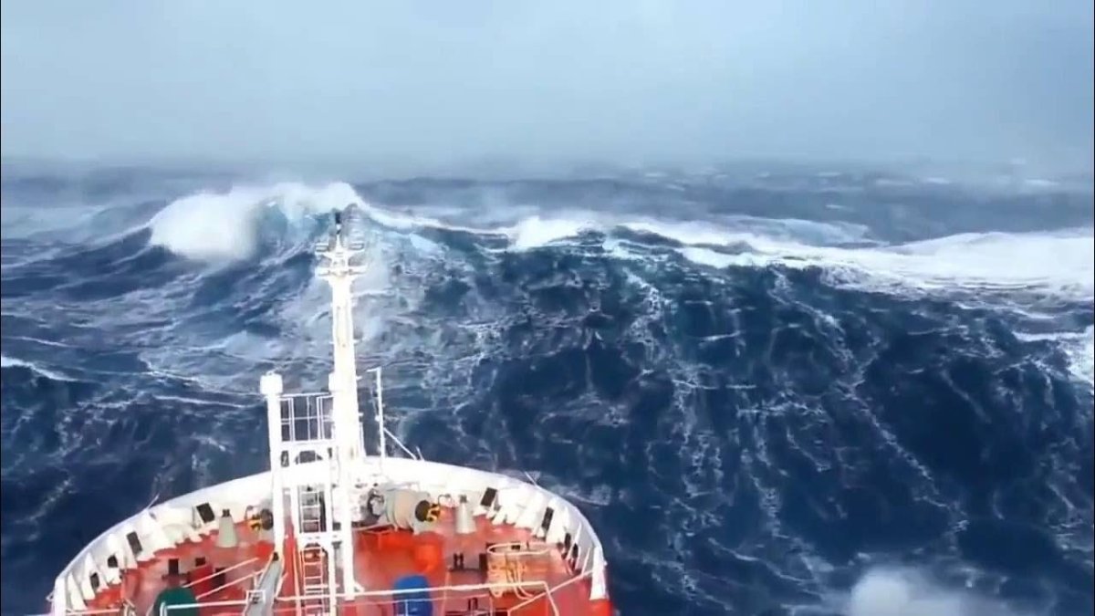 Шторм в океане вид с корабля