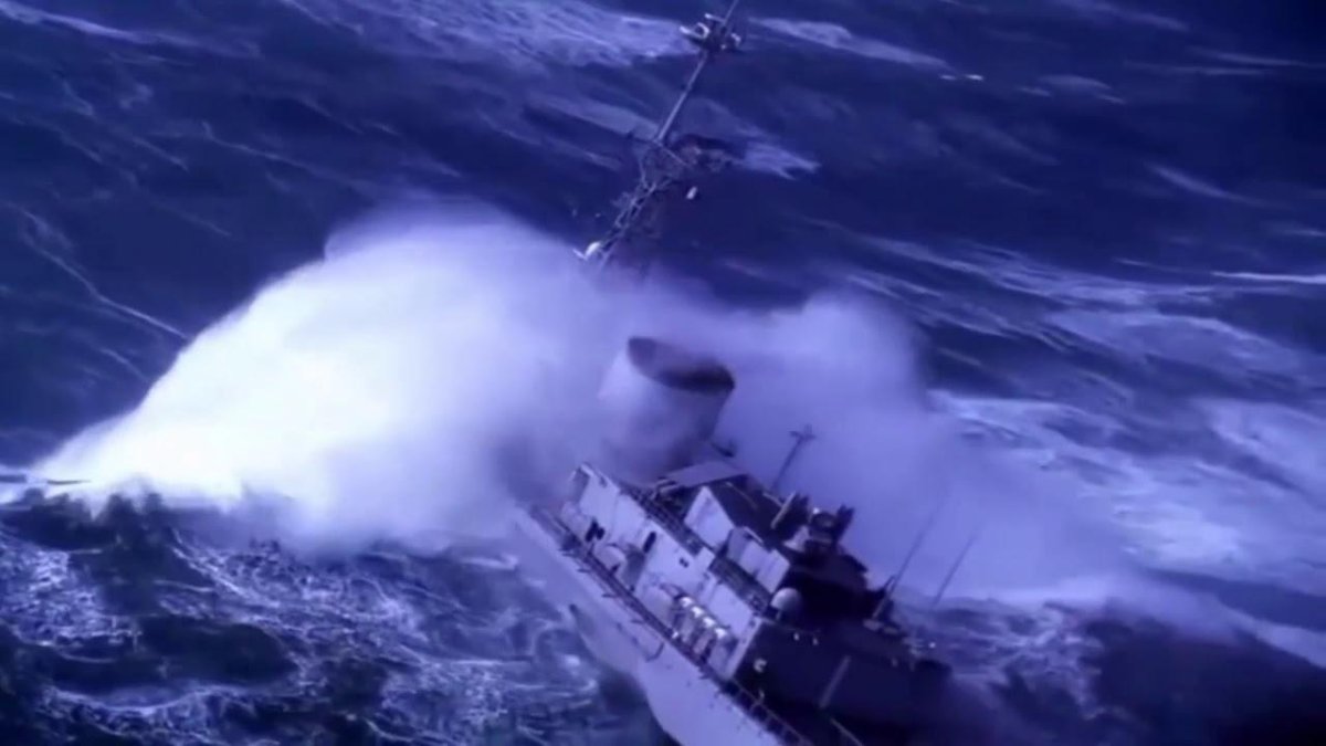 Военный корабль в шторм