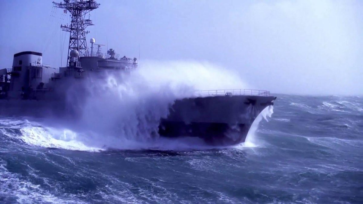 Военный корабль в шторм