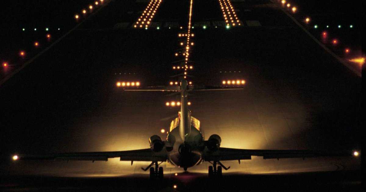 Самолет ночью