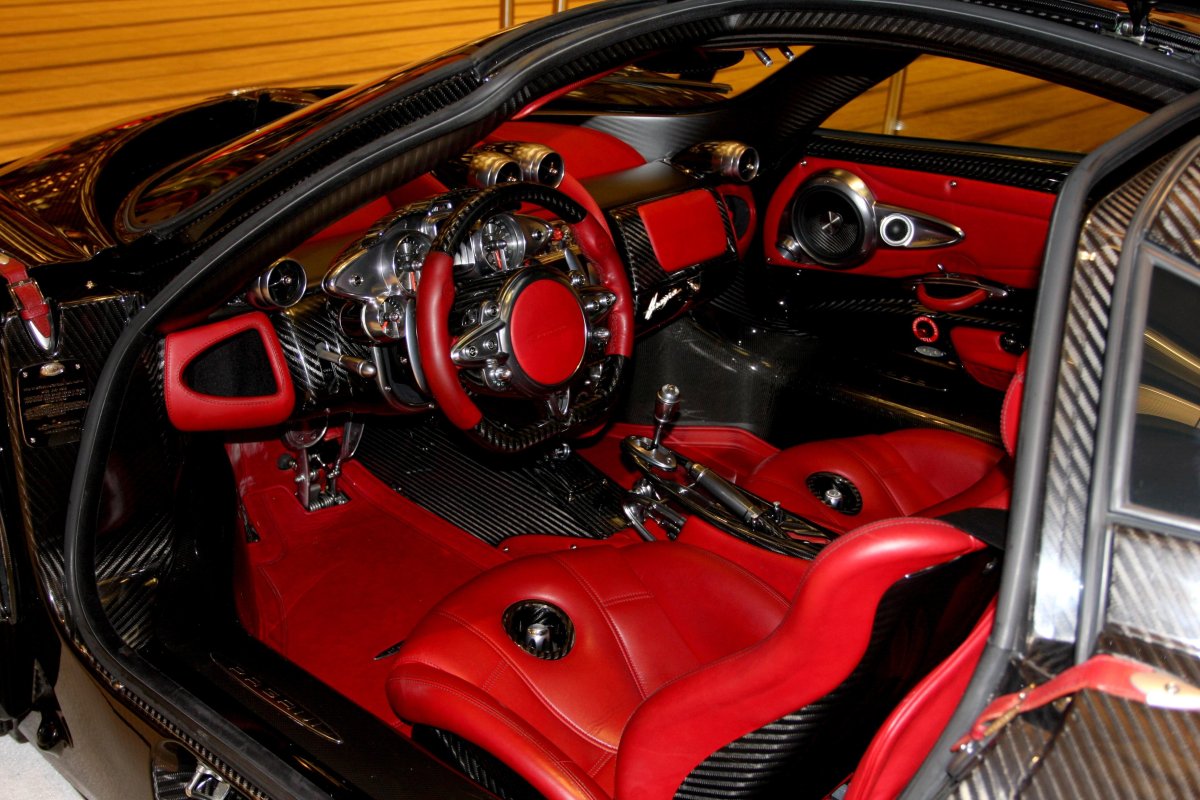 Pagani Huayra салон
