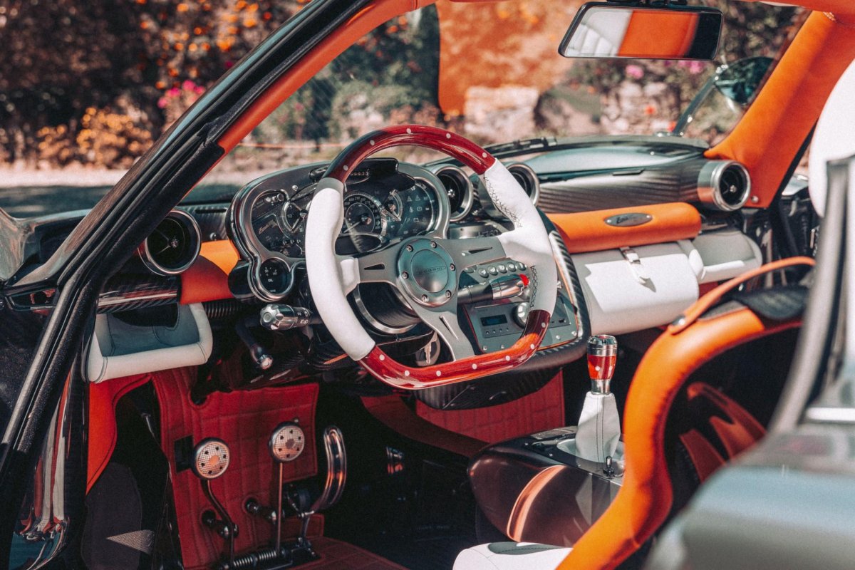 Интерьер салона авто