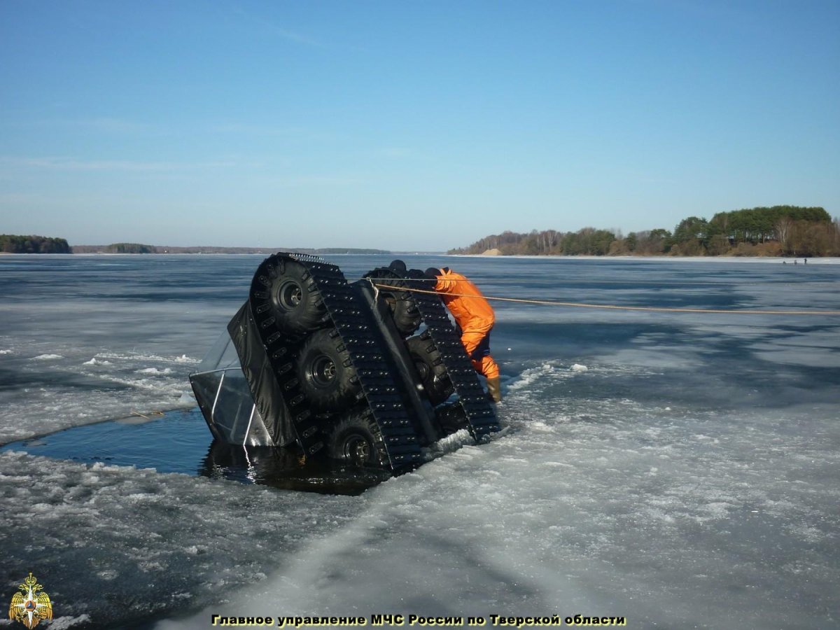 Болотоход плывет