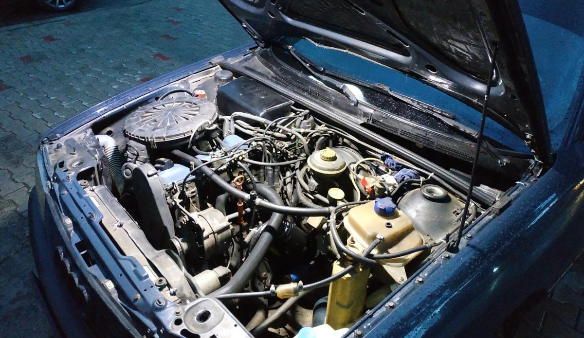 Audi 80 моторный отсек