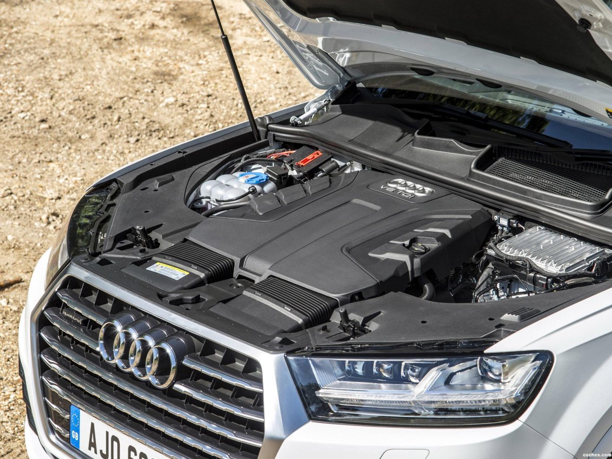 Открытый капот Ауди q5