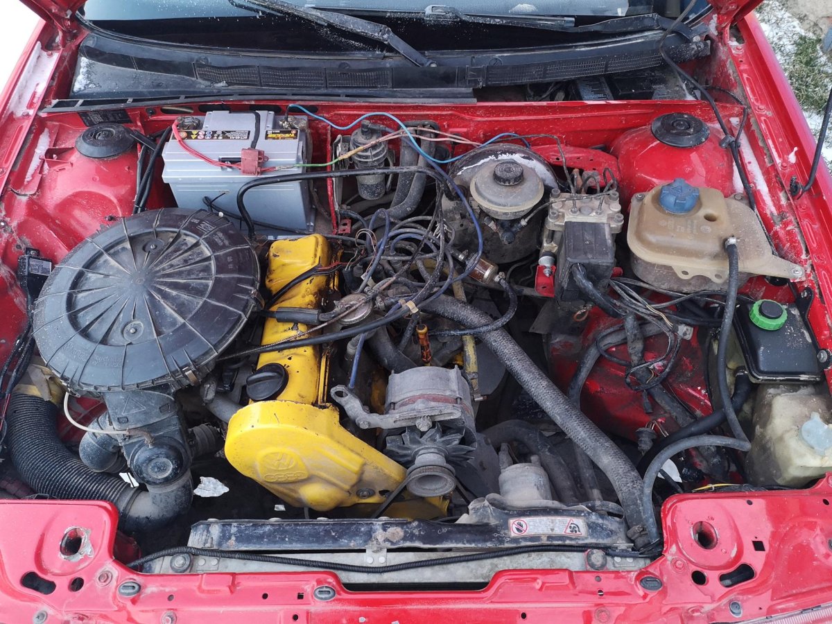 Подкапотное пространство Ауди 80 б3 1.8