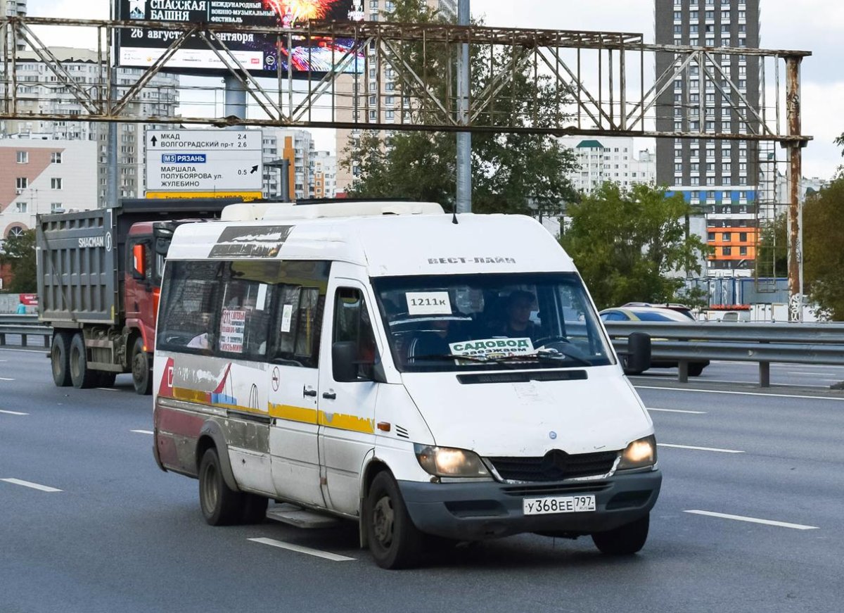 Белый Ford Transit, b 967 ee 797