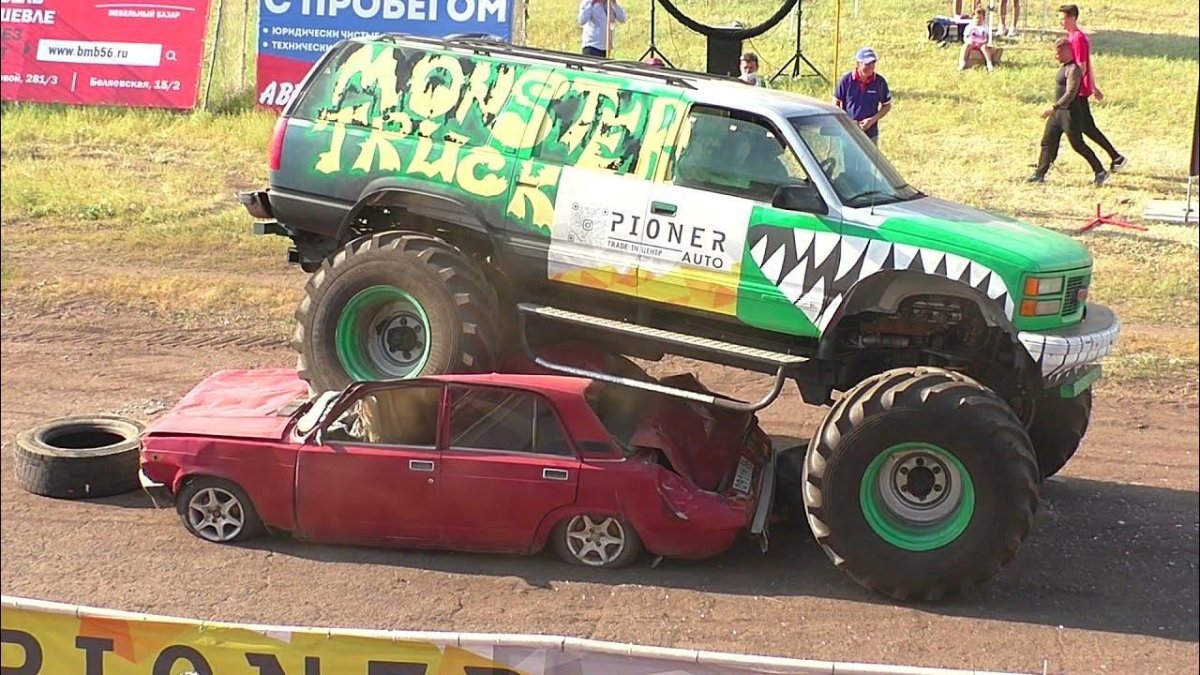 Шоу каскадеров машины