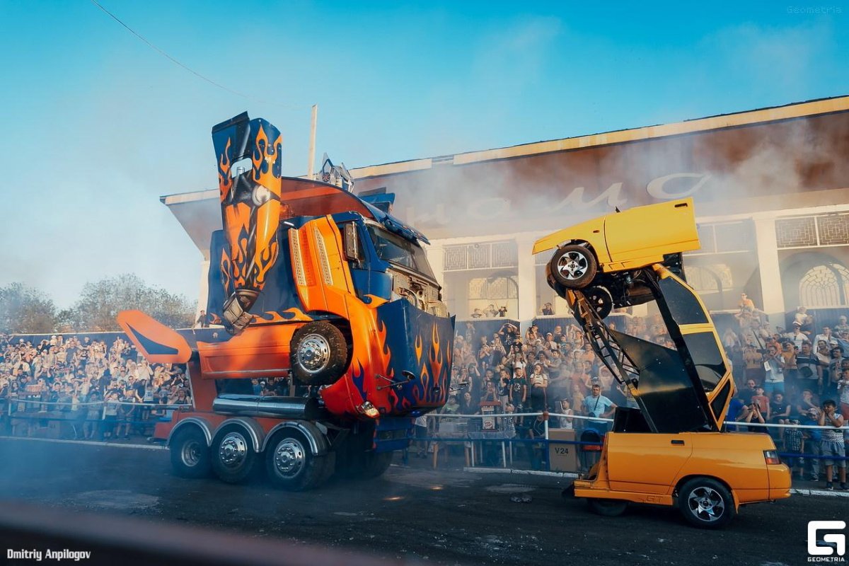 Машина трансформер каскадеры