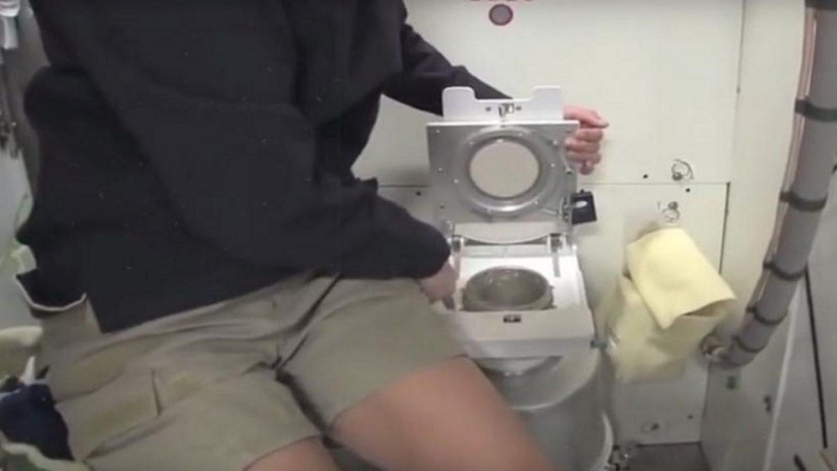 Международная Космическая станция внутри туалет