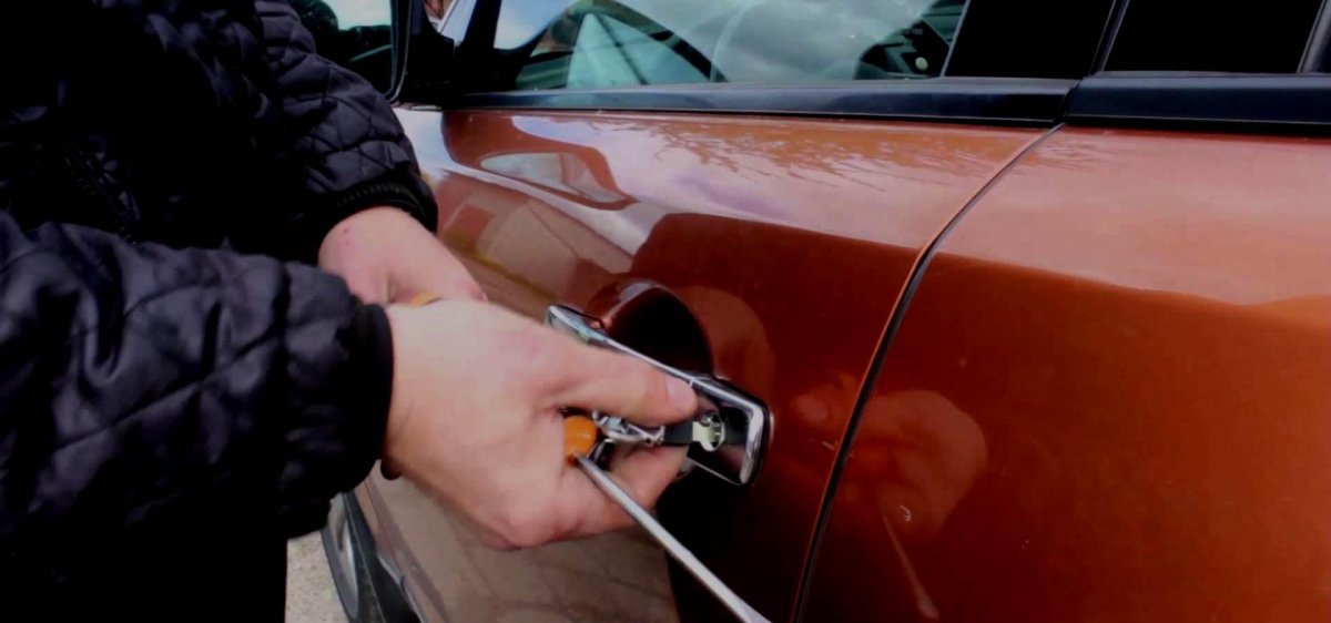 Вскрытие двери машины