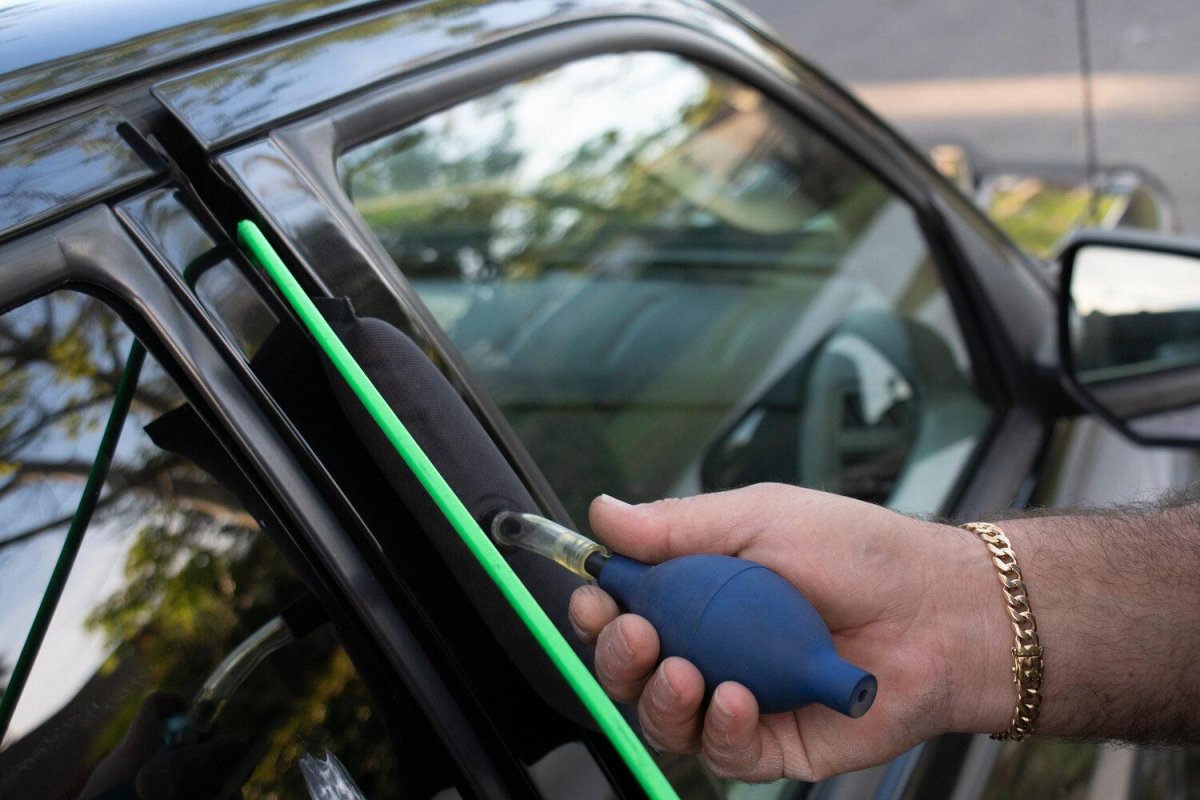 Дверь автомобиля