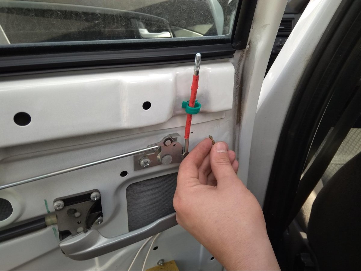 Вскрыть замок ВАЗ 2110 линейкой