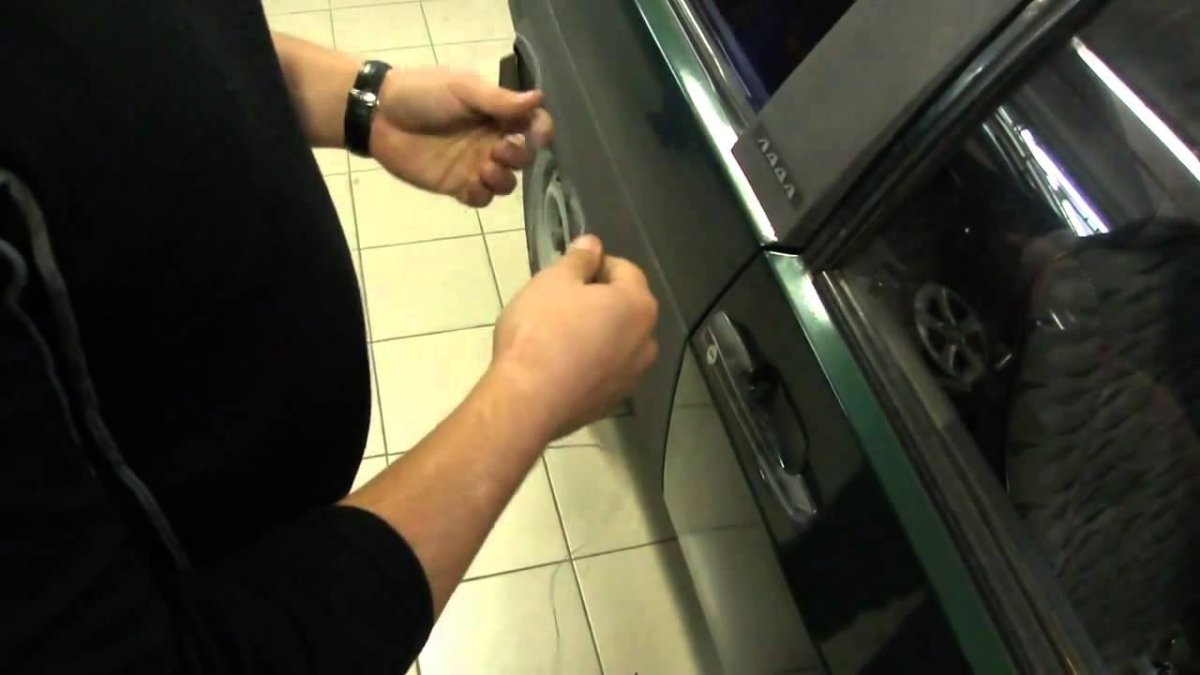 Вскрыть машину линейкой