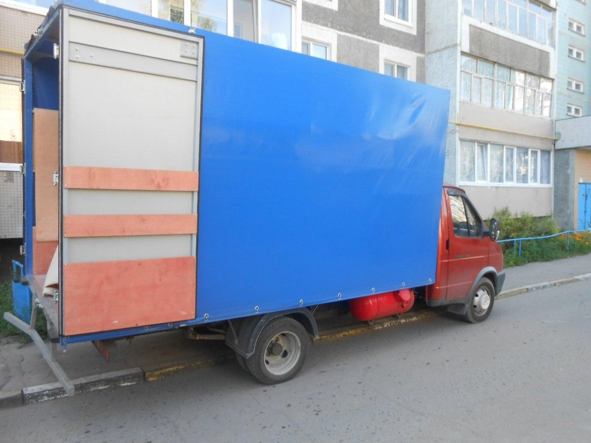 Грузовая машина для перевозки мебели