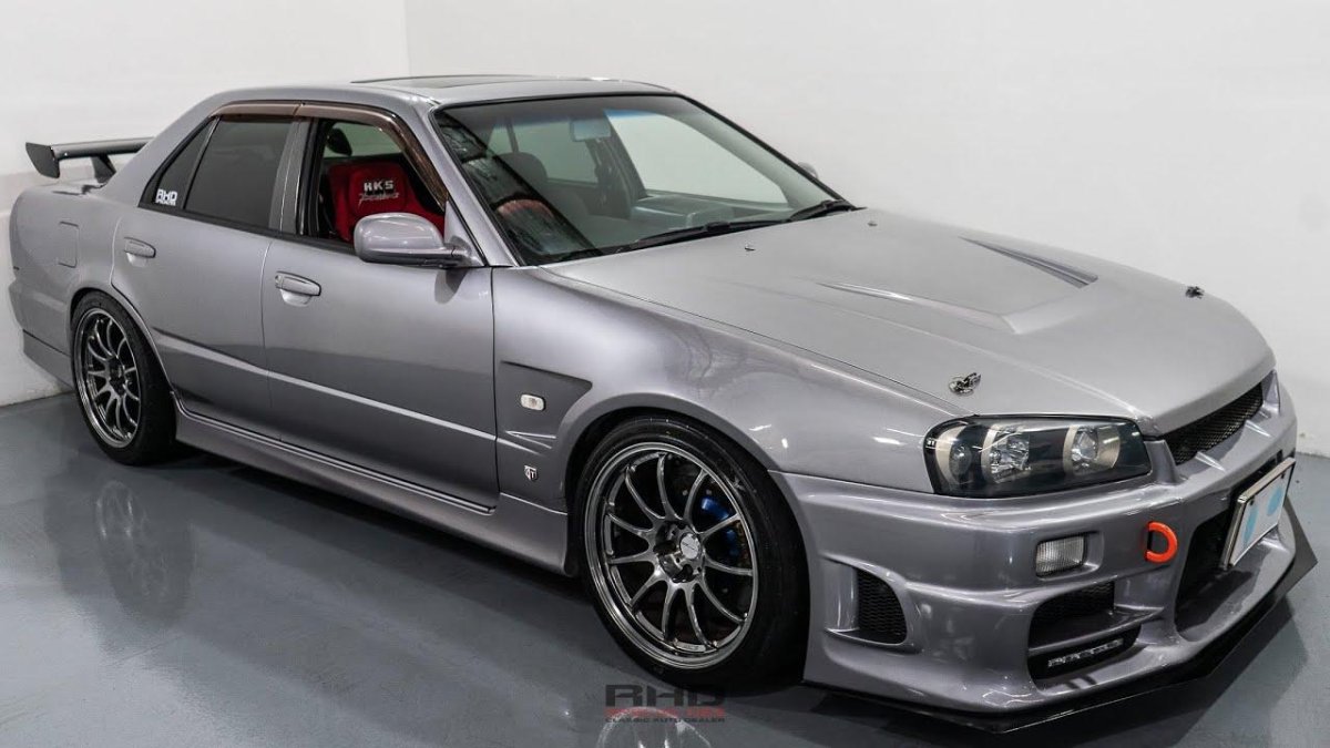 Nissan Skyline r34 седан