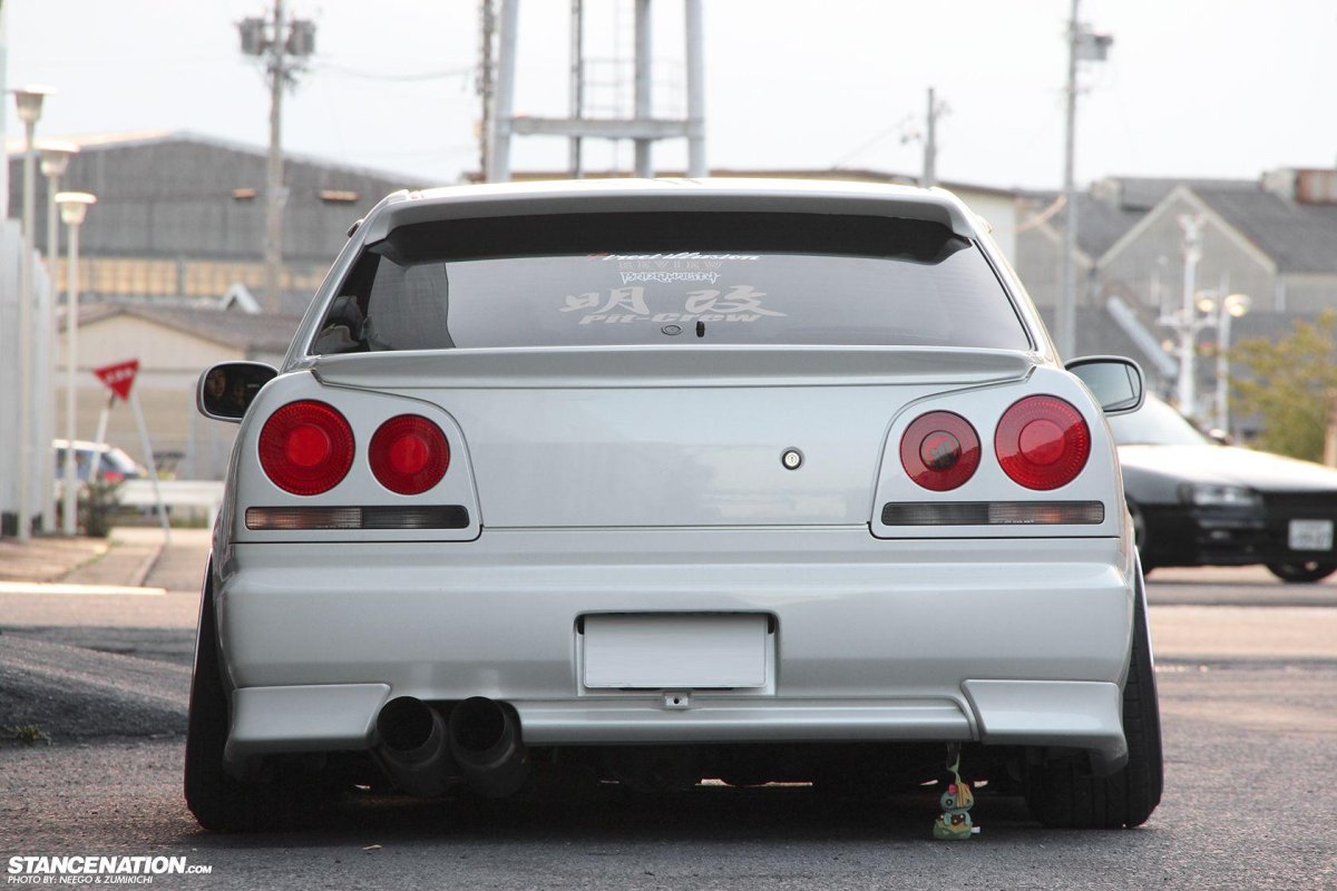 Nissan Skyline 34 седан