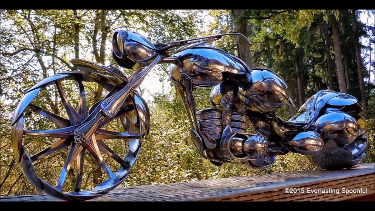 Современная скульптура из металла